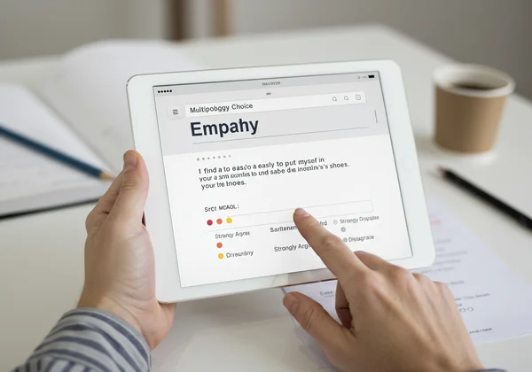 Người đang điền vào bảng câu hỏi tự báo cáo về sự đồng cảm trong tâm lý học