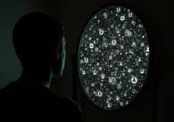 Người nhìn vào gương và thấy sự tự hiểu biết sâu sắc